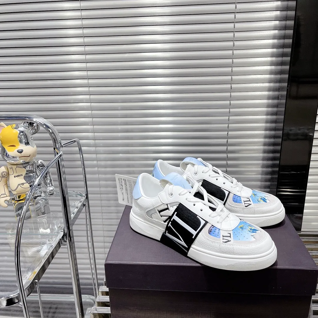 👟👟Ex-factory price 600👟👟 Valentino ONE STUD calfskin lace-up sneakers. Soft suede low-top sneakers, classic and versatile, couple's sneakers, special goods, worth buying! A pair of simple shoes with unique details will save you from the difficulty of dressing. OneStud sneakers, with quilted plaid and oversized rivets, create an eye-catching punk style and get rid of the heavy feeling of this season's clothing. Upraise calfskin derby shoes, with exquisite leather construction and simple silhouette, and smooth lines set the tone of coolness, are a versatile item in the wardrobe. There are more Valentino boutique shoes waiting for you to unlock! It’s time to get the shoes you’ve been coveting for a long time! Officially on sale 7,+++ - Seven straps, decorated with metallic rubber effect. Decoration on the back and tongue. Size 35-44.